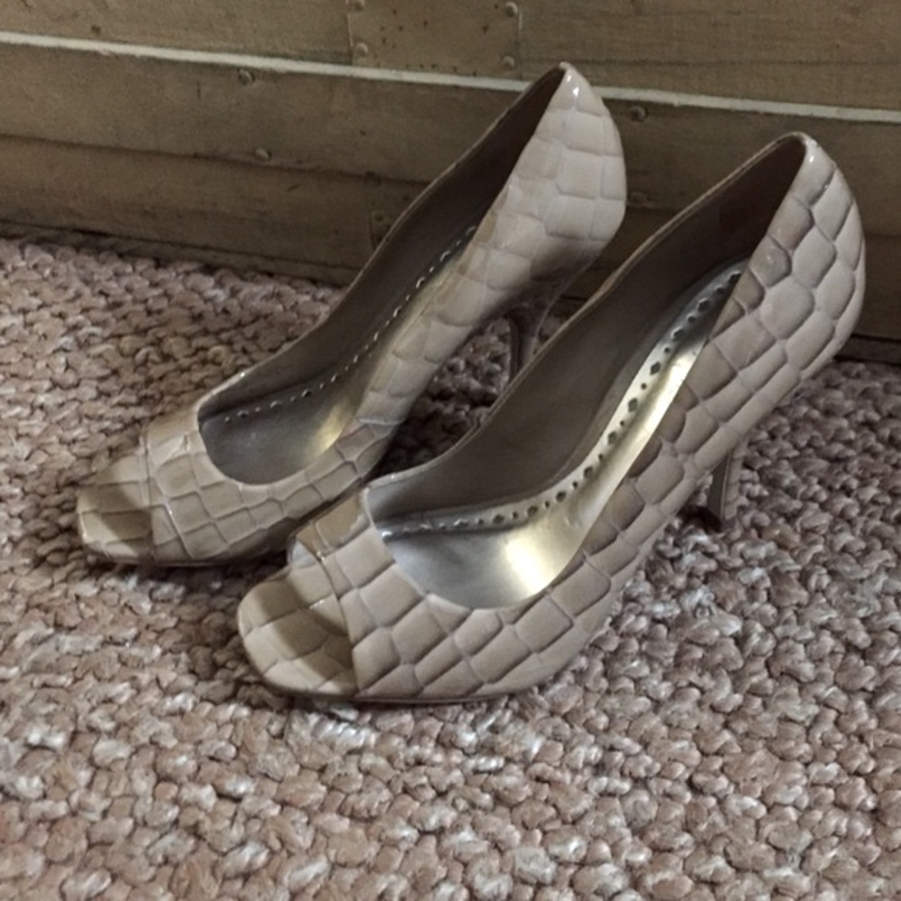 BCBG HEELS TAN NUDE PATENT LEATHER PEEP TOE HIGH HEELS 8.5